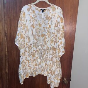 Torrid White and Gold Boxy kimono with 3/4 Sleeves Size 2